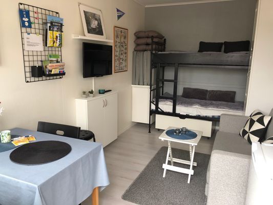 Hyr denna stuga i Köpingsvik på 11 m². 3 sängplatser. Pris ej tillgängligt. Se bilder och tillgänglighet här.