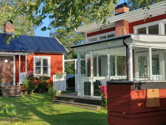 Hus 1 och delvis skymd 2