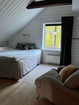 sovrum 2 (180 cm säng, garderob, byrå, plats för barnsäng)