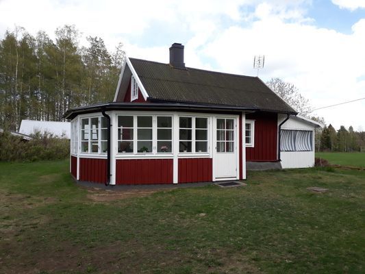 Idyllisk stuga-torp, med vedeldad bastu vid sjön