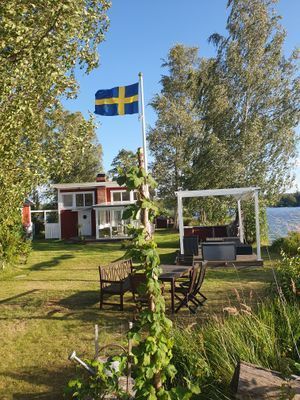 Hyr denna stuga i  på 68 m². 6 sängplatser. Från 4 500 kr per dag. Se bilder och tillgänglighet här.