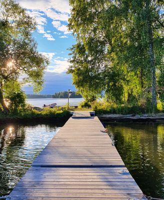 En av två bryggor. Längst bort skymtar roddbåten