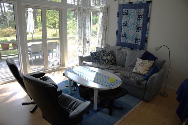 Hyr denna stuga i Yngsjö på 65 m². 6 sängplatser. Från 8 500 kr per vecka. Se bilder och tillgänglighet här.