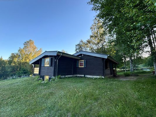 Hyr denna stuga i  på 70 m². 6 sängplatser. 7 300 - 9 600 kr per vecka. Se bilder och tillgänglighet här.