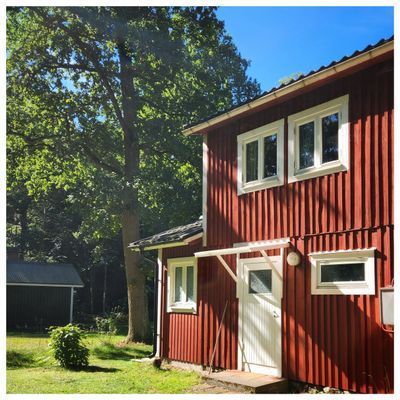 Hyr denna stuga i Lursjön på 65 m². 4 sängplatser. 7 000 - 8 000 kr per vecka. Se bilder och tillgänglighet här.