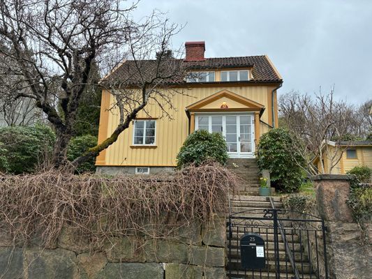 Hyr denna stuga i  på 160 m². 5 sängplatser. 15 000 - 18 000 kr per vecka. Se bilder och tillgänglighet här.