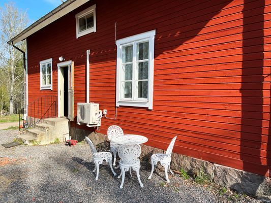 Hyr denna stuga i Södermanland på 137 m². 6 sängplatser. Från 8 047 kr per vecka. Se bilder och tillgänglighet här.