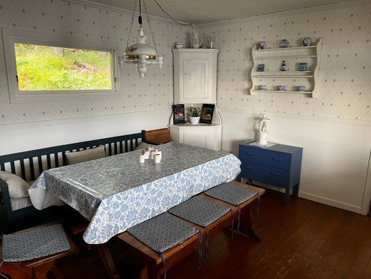 Enkel skärgårdsstuga med sjötomt och egen brygga.