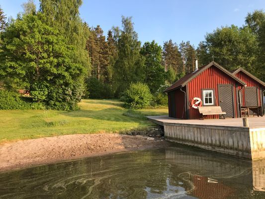 Hyr denna stuga i Norrtälje på 92 m². 5 sängplatser. Från 12 500 kr per vecka. Se bilder och tillgänglighet här.