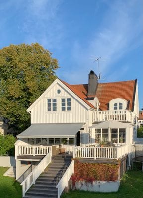 20-talscharm vid vattnet i Ålsten