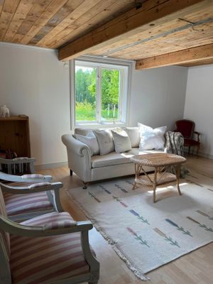 Hyr denna stuga i Katrineholm på 88 m². 5 sängplatser. Från 6 000 kr per vecka. Se bilder och tillgänglighet här.