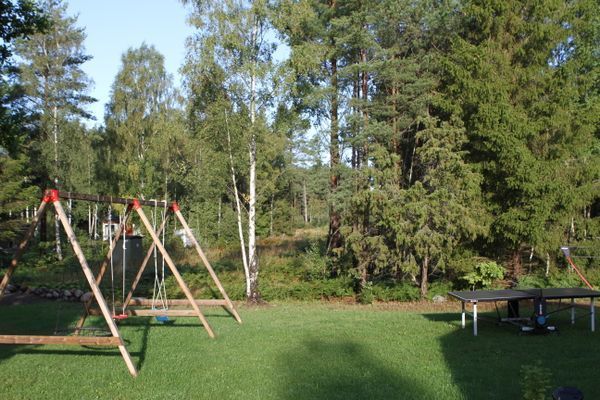 Hyr denna stuga i Klintehamn på 55 m². 4 sängplatser. 6 500 - 9 900 kr per vecka. Se bilder och tillgänglighet här.