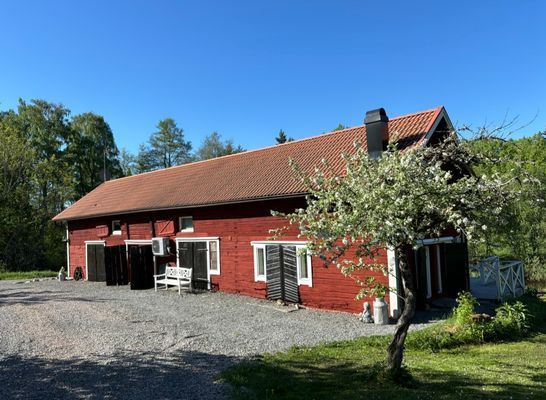 Hyr denna stuga i Köping på 75 m². 5-6 sängplatser. 5 250 - 7 700 kr per vecka. Se bilder och tillgänglighet här.