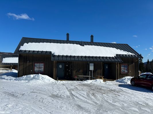 Mysigt Parhus i Bruksvallarna vid skidspår