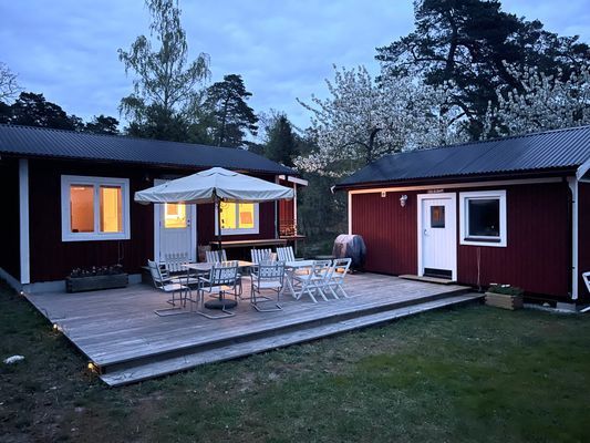 Hyr denna stuga i  på 60 m². 6-8 sängplatser. 7 000 - 12 000 kr per vecka. Se bilder och tillgänglighet här.