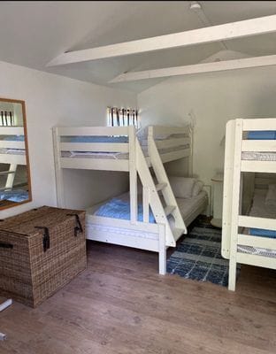 Stort hus m gästhus o badtunna i lummig trädgård - Bild 7