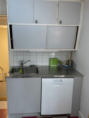 Stort hus m gästhus o badtunna i lummig trädgård - Bild 15