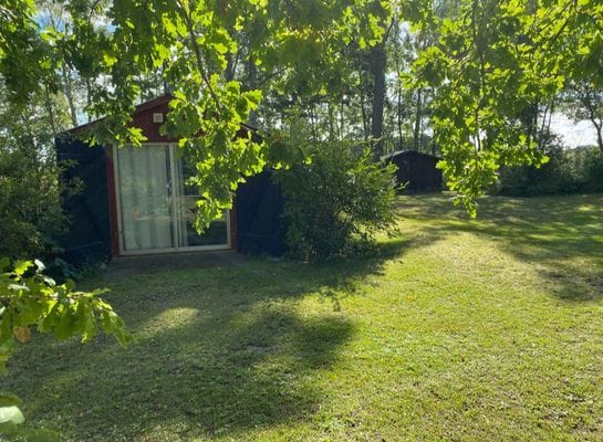 Stort hus m gästhus o badtunna i lummig trädgård - Bild 8