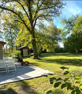 Stort hus m gästhus o badtunna i lummig trädgård