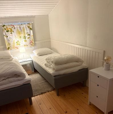 Bild 4 på Stort hus m gästhus o badtunna i lummig trädgård