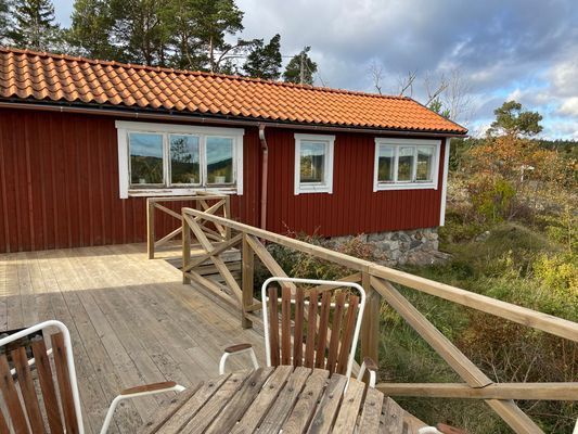 Hyr denna stuga i Tyresö på 60 m². 2-4 sängplatser. 5 000 - 10 000 kr per vecka. Se bilder och tillgänglighet här.
