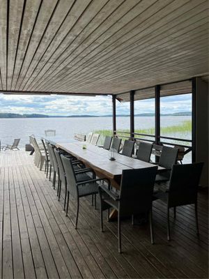 Båthuset utomhusdäck har plats för ett stort sällskap och kan hyras mot en avgift