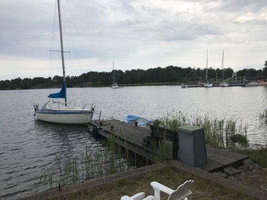 Brygga med segelbåtsdjup. Badstege