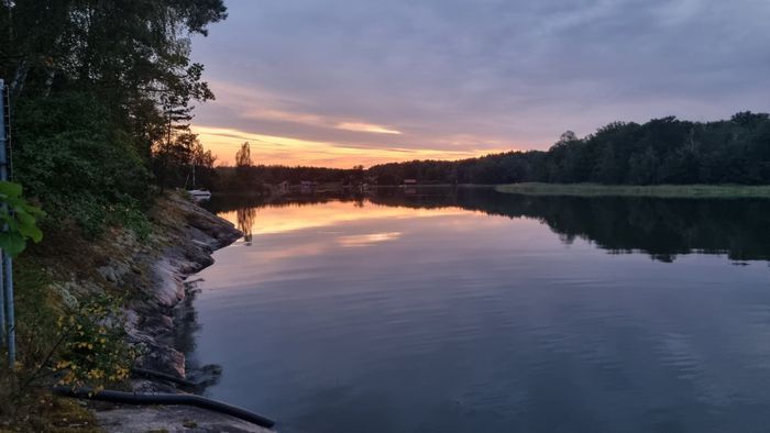 Hyr denna stuga i Stockholm på 80 m². 4-6 sängplatser. 9 000 - 14 000 kr per vecka. Se bilder och tillgänglighet här.