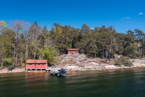 Hyr denna stuga i Vaxholm på 60 m². 6 sängplatser. 15 000 - 25 000 kr per vecka. Se bilder och tillgänglighet här.