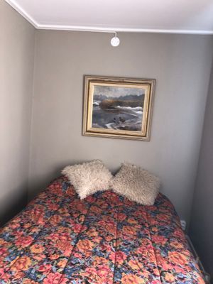 Hyr denna stuga i Grisslehamn på 70 m². 4-6 sängplatser. Från 9 000 kr per vecka. Se bilder och tillgänglighet här.