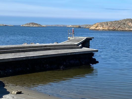 En av bryggorna vid Blekets badplats