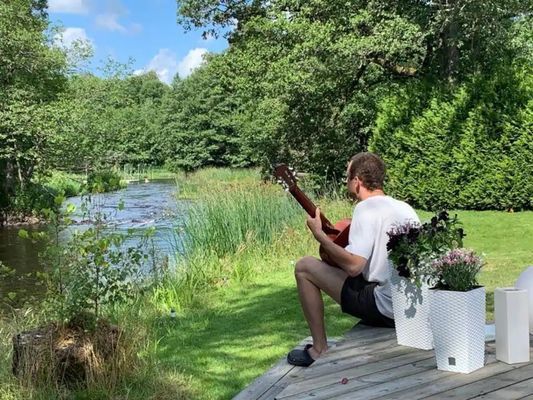 Enkelt boende med badmöjligheter i Tidan River - Bild 15