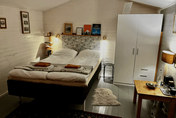Hyr denna stuga i Tidaholm på 15 m². 2 sängplatser. Pris ej tillgängligt. Se bilder och tillgänglighet här.