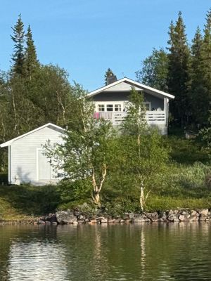 Stuga med fjäll- och sjöutsikt, bastu, och kamin