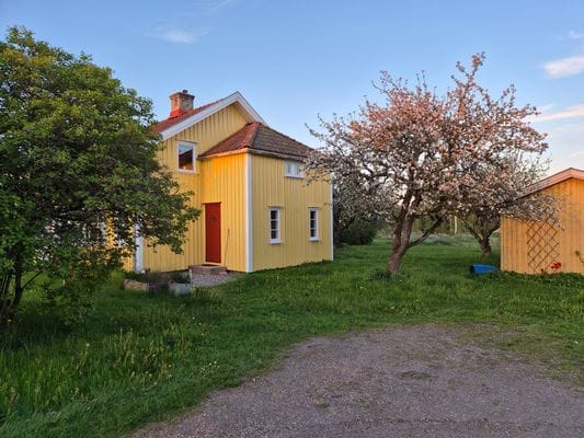 Hyr denna stuga i  på 110 m². 5-7 sängplatser. Från 7 000 kr per vecka. Se bilder och tillgänglighet här.