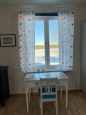 Utsikt mot sjön från sovrummet på bottenplan.