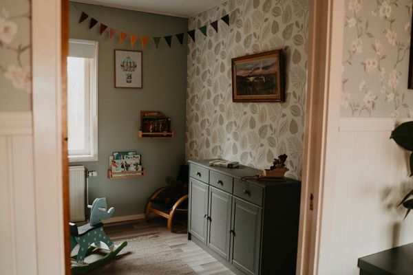 Charmigt fritidshus i skogsbrynet