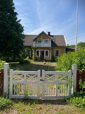 Hyr denna stuga i Nybro på 200 m². 7-11 sängplatser. 3 000 - 4 200 kr per vecka. Se bilder och tillgänglighet här.