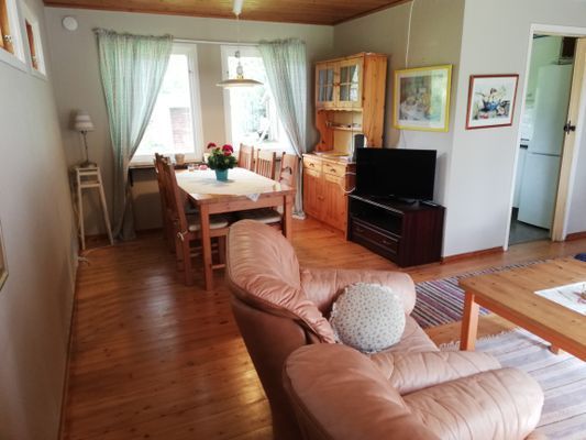 Hyr denna stuga i  på 55 m². 4-6 sängplatser. 5 900 - 6 900 kr per vecka. Se bilder och tillgänglighet här.