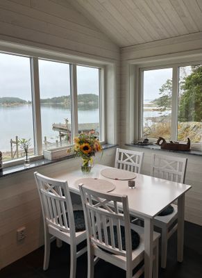 Hyr denna stuga i Nynäshamn på 40 m². 2-3 sängplatser. 8 000 - 11 000 kr per vecka. Se bilder och tillgänglighet här.