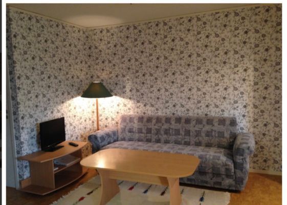 Hyr denna stuga i  på 42 m². 6 sängplatser. 3 500 - 6 000 kr per vecka. Se bilder och tillgänglighet här.