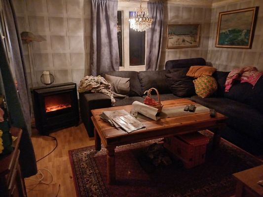 Hyr denna stuga i  på 80 m². 6-8 sängplatser. 1 500 - 3 000 kr per vecka. Se bilder och tillgänglighet här.