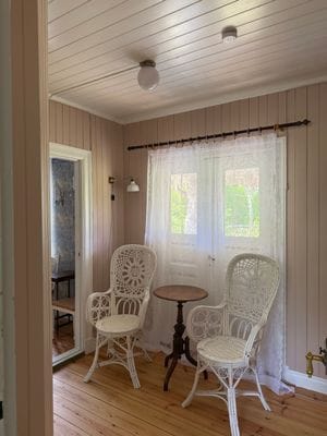 Hyr denna stuga i Vimmerby på 71 m². 4-5 sängplatser. 5 500 - 7 500 kr per vecka. Se bilder och tillgänglighet här.