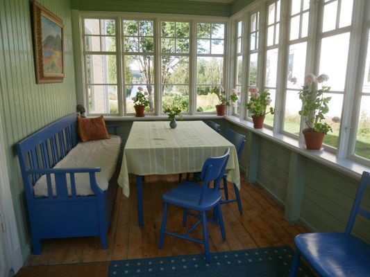 Hemtrevligt 1800-tals hus nära sjö och skog.