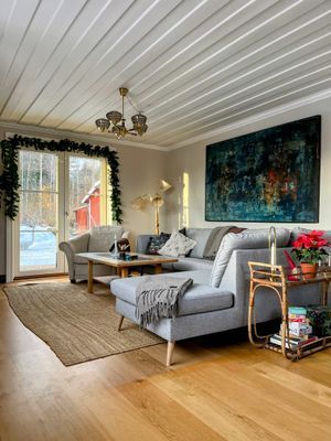Vardagsrum med soffa, 2 fåtöljer och 55" TV med strömningstjänster