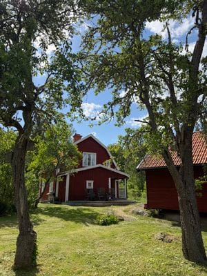 Bild 4 på Charmig stuga i naturskönt och enskilt läge