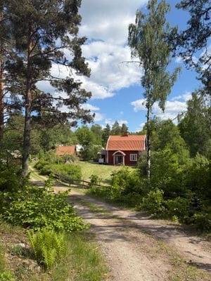 Charmig stuga i naturskönt och enskilt läge - Bild 6