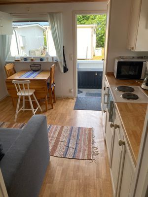 Hyr denna stuga i Falkenberg på 18 m². 4-6 sängplatser. 5 000 - 6 000 kr per vecka. Se bilder och tillgänglighet här.