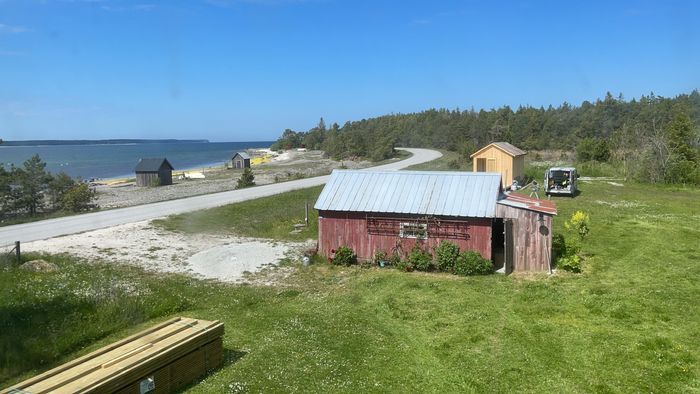 Hyr denna stuga i Lärbro på 85 m². 7 sängplatser. 7 000 - 12 000 kr per vecka. Se bilder och tillgänglighet här.