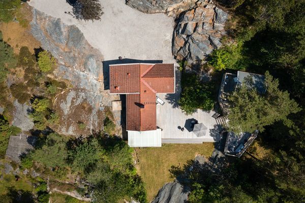 Hyr denna stuga i Stenungsund på 75 m². 8 sängplatser. Från 5 500 kr per vecka. Se bilder och tillgänglighet här.